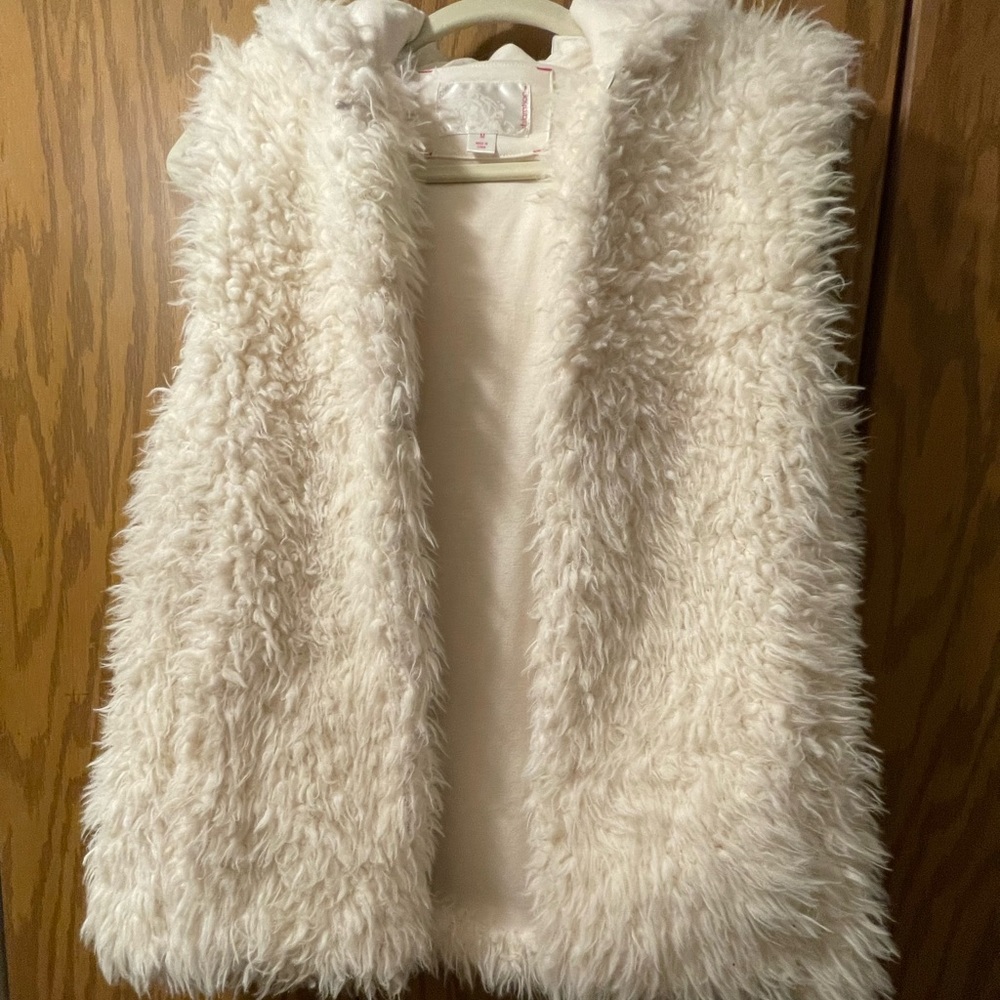 Darling Faux fur winter white vest w hood and pockets . Size M like new.